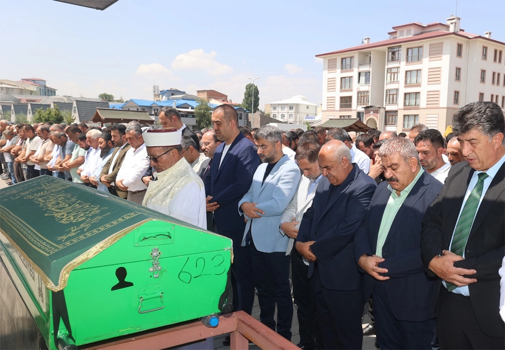 Başkan Akpunar'dan annesine son görev