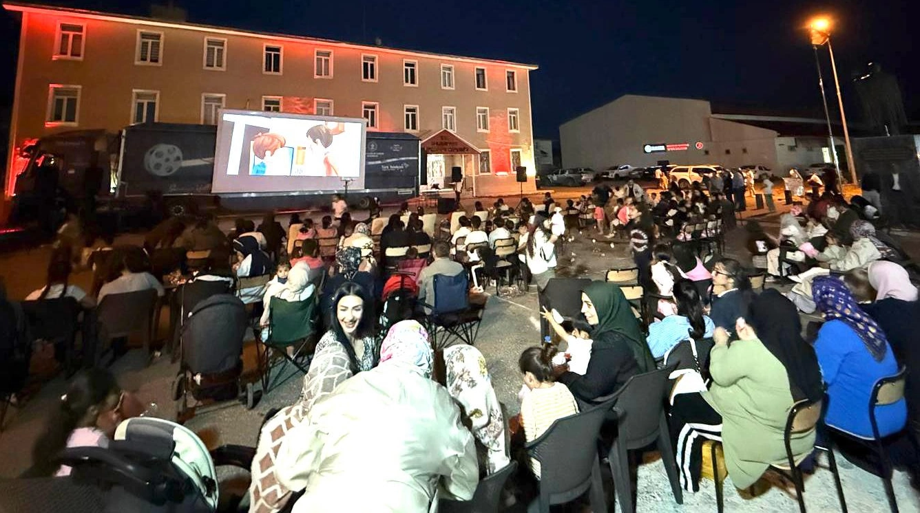 Karayazılı 3 bin çocuk açık hava sinemasında buluştu